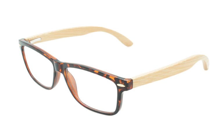 Smart og stilren brille med bambus stænger.